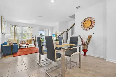 Image de New 3-Bedroom Lakeview Townhouse