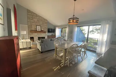 Image de Sleeping Bear Beauty! Fully Remodeled Beachfront Condo with summer availability