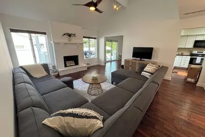 Image de Stay in our bright and airy Cm Home minutes from beaches and town.
