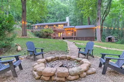 Image de 3 Bedroom House in DuPont with Hot-tub, Sauna, and Game Room!
