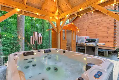 Image de 2 Bedroom Cabin in DuPont State Park with Loft, Hot-Tub, and Sauna(Read Rules)