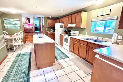 Image de Downtown Charlevoix: Upper -Super Location & Ratings! -3 blocks to Lake Michigan!