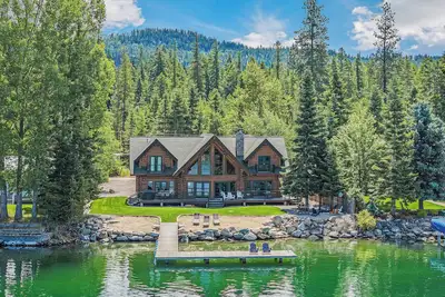 Image de Pet Friendly Waterfront Log Home w\/ Private Dock