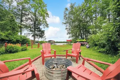 Image de Cozy lake front cottage in Baldwin, Mi with hot tub!