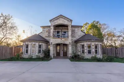 Image de Luxury Spanish Style Getaway with Movie Theater, Ping Pong, & More! Sleeps 19!