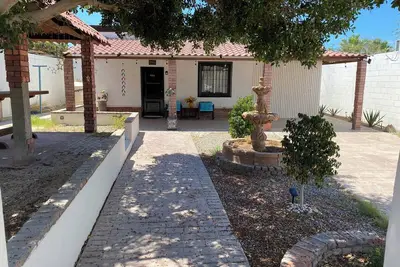 Image de Secure house, spacious yard w/ ramada for entertaining w/ 2 car space all gated