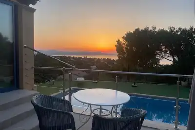 Image de Côte d'Azur: Belle vue mer pour cette villa rénovée, piscine, animaux acceptés!