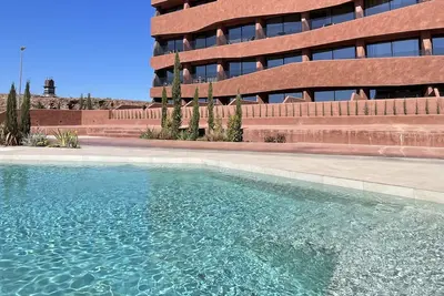 Image de Estudio de diseño con piscina by Gloove