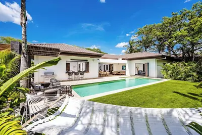 Image de Tropical Luxury Home, private beach access, Kids Paradise Game room, full time maid
