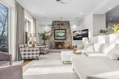 Image de Gorgeous 100 acre Country Estate with swimming pool, tennis courts and much more