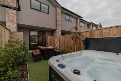 Image de Stones Throw From the Stadium & Hot Tub