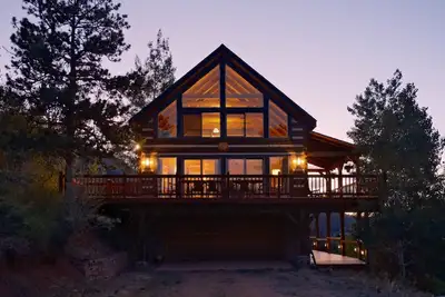 Image de Hillside Cabin - Mt Views - Patio Decks - Hot Tub