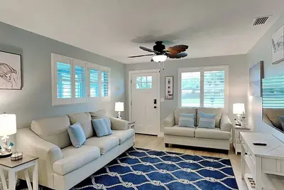Image de Pet-Friendly Home with Patio, Grill, Hot Tub + Sunroom