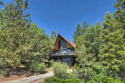 Image de Picturesque home, Game room, Multiple Fireplaces, Firepit, Wrap around lounging