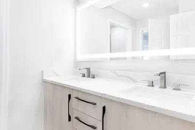 Image de Gorgeous, Modern-Sleek 2-bedroom suite resort, 9 minutes from Universal