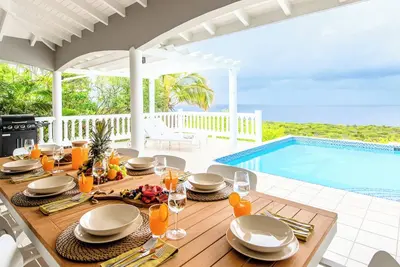 Image de Villa 2 Flamingo\nCozy 3-bedroom villa in Coral Estate Resort with Ac, WiFi