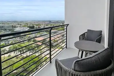 Image de Elegant Doral Escape: Spacious Luxury