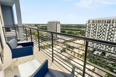 Image de Sleek Doral Gem: Spacious Retreat
