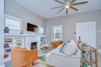 Image de Chic Home 1 mile from Armature Works, 15 to Tpa
