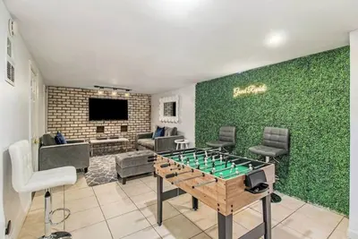 Image de Downtown Gr Gem-Gameroom- Huge Backyard- Sleeps 16
