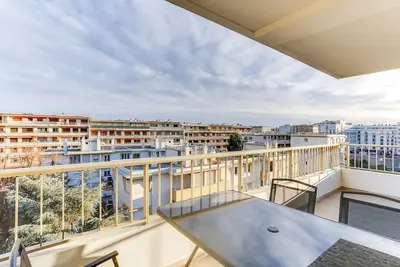 Image de Immogroom - Appartement rénové - Terrasse - A/C - Wifi