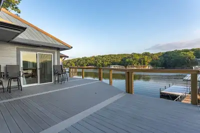 Image de Water's Edge 3 Bedroom Lake Home w/ Spacious Decks & Day Dock, Lake Ozark, Mo