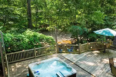 Image de 1 Min to Camelback! Creekside HotTub/Sauna/Firepit