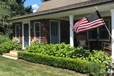 Image de Cozy 2 bedroom Cottage. Steps to Restaurants, Shops and Fire Island Ferry