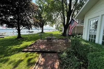 Image de Lakefront 3-bedroom cottage on a quiet lane on Lake Wawasee's south shore