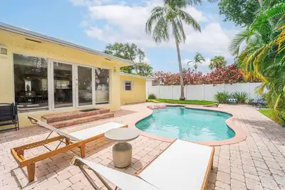 Image de Private Oasis, Sleeps 10 - Pool - Bbq - Games - Beach Nearby
