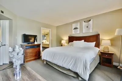 Image de Cozy king bed Suite/pullout couch. Pool on grounds