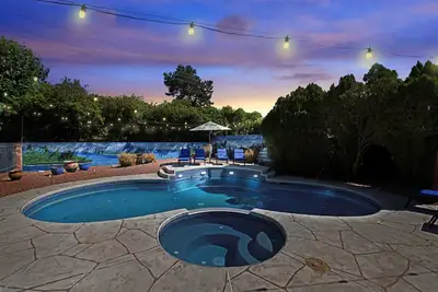 Image de Chic Getaway: Sparkling Pool, Outdoor Oasis, Game Room Fun, & Abundant Amenities