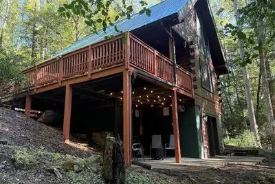 Image de Budget friendly! Dog friendly! 2 bdrm, 2 ba log cabin. Hot Tub, wifi! !