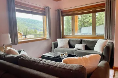 Image de Cozy, quiet forest retreat with private hot tub and valley views