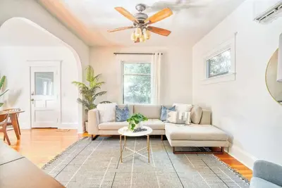 Image de Hot Tub • Fast WiFi • Ac | King Neighborhood Gem