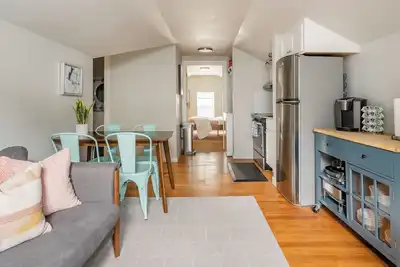 Image de Top-Floor Hideout • Best Location • 2br • 4 Guests