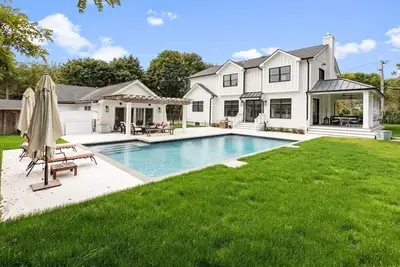 Image de New Construction in Southampton with Poolhouse