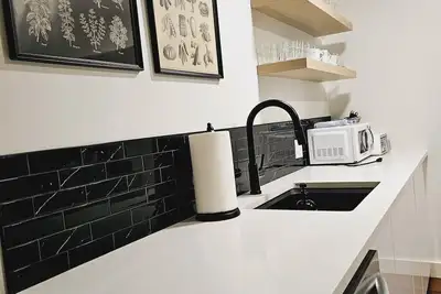 Image de Newly renovated Basement Suite. Steps from Edgemont Village in North Vancouver.
