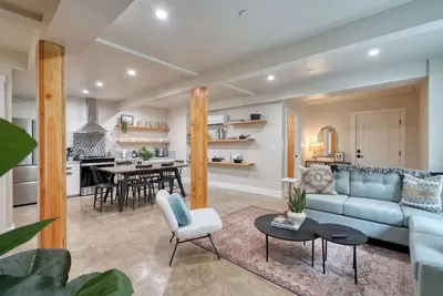 Image de Modern Spanish 3br | Steps to Mississippi