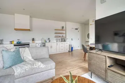 Image de Alberta Arts 2br • Prime Spot • Modern Vibes
