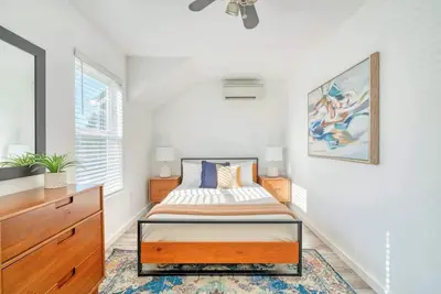 Image de Modern 4br • Alberta Arts • WalkScore 99