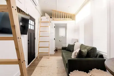 Image de Tiny Retreat • Walk to Bars, Food & Local Art