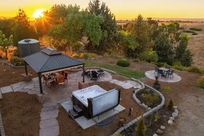 Image de Serenity Vista Retreat-sleeps 8|Ev|sauna|Hot Tub