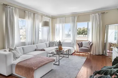 Image de Stunning Beach House with Optional Tesla & Electric Bikes for Rent.