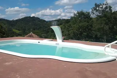 Image de Cozy chalet with double hydro, fireplace and pool in Santo Antônio do Pinhal