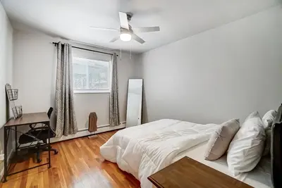 Image de 2Bed 1Bath in Pleasant Ridge with, Fireplace, Wet Bar, & Indoor Garage