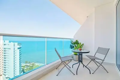 Image de The Beach is Your Backyard! Ocean front, mountain views, and amazing sunset!