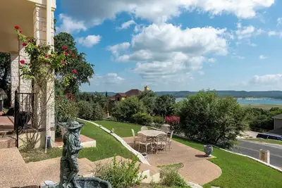 Image de Stunning L. Travis Sunrise Lake House Large 4b w/ Views, Hot tub, theater & Gym