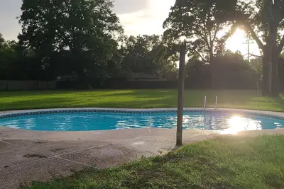 Image de 4 bedroom, 1 acre, pool, 4 min to hospital & medical