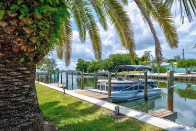 Image de 10125 Coral Coconut Cay - Condominium 2 Bedroom / 2 1/2Bath waterfront, maximum occupancy of 6 people. Community pool.